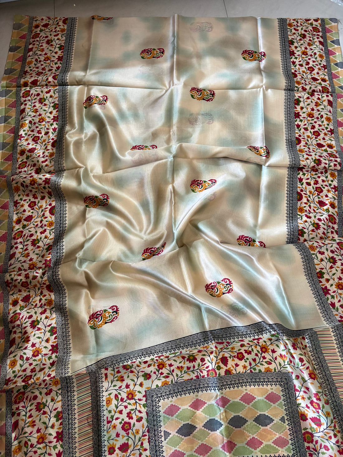 Cream Multicolor Printed Saree