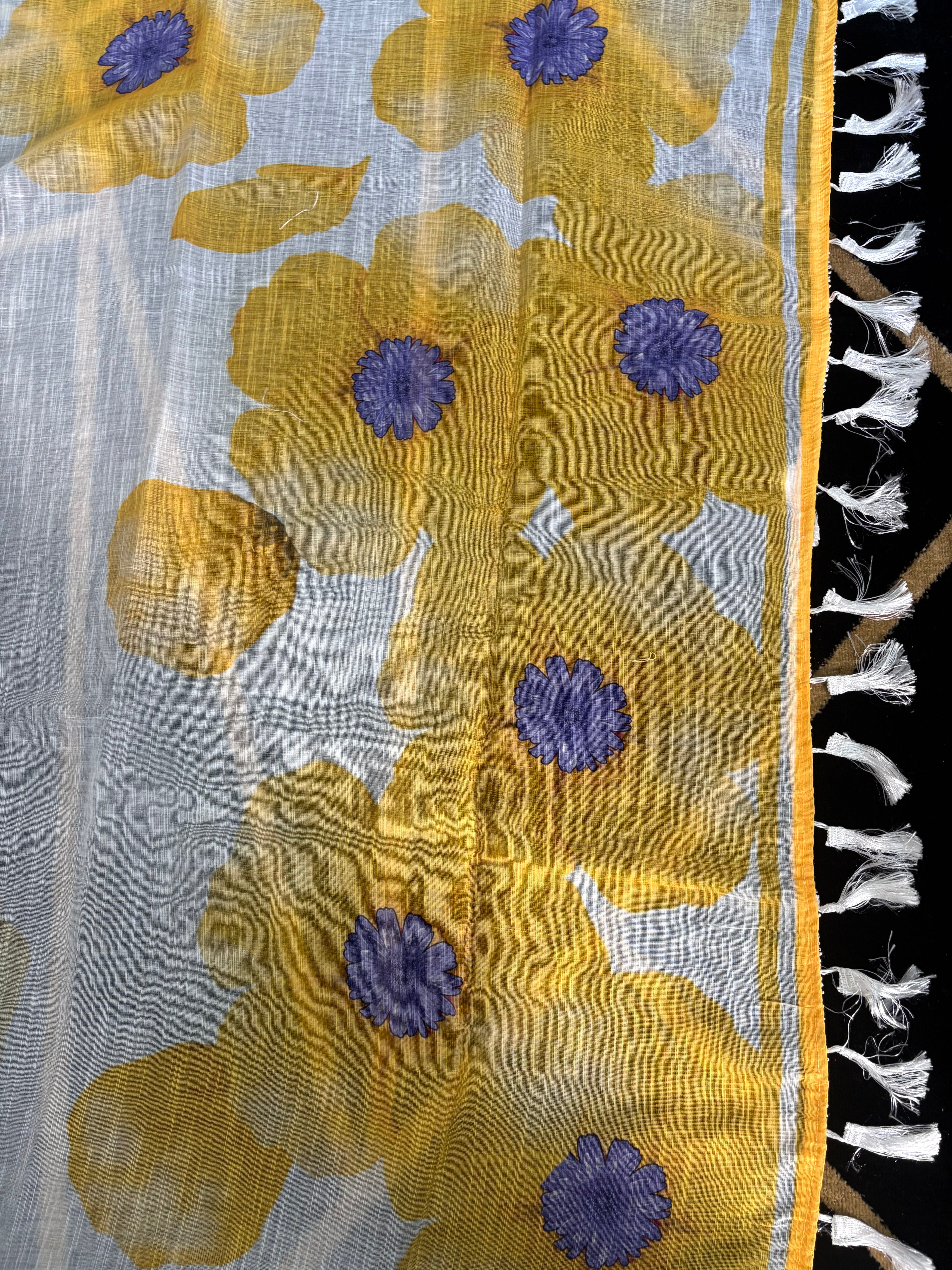 Cream big flowers Printed Saree